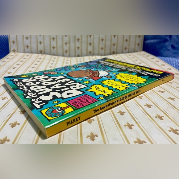 📚 3/$15 The Adventures of Super Diaper Baby Graphic Novel - Picture 3 of 5